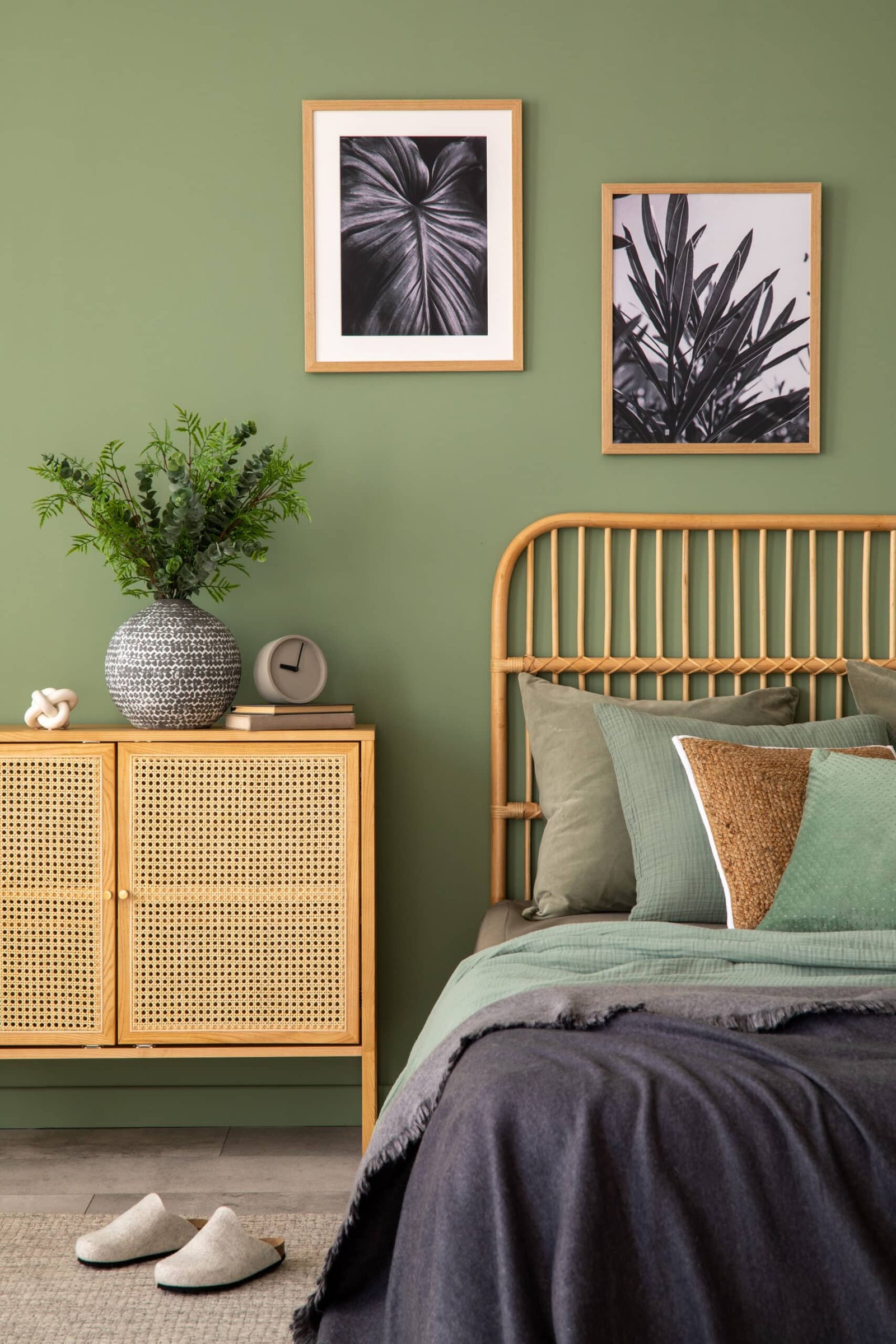 Stylish Sage Green Bedroom Deco Ideas 

