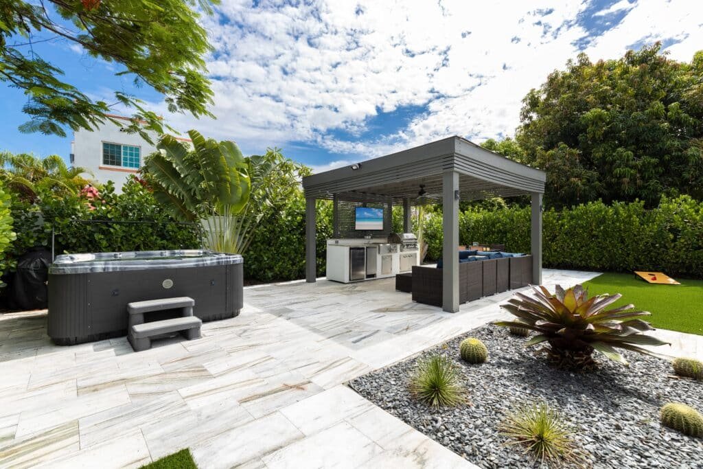 Small outdoor kitchen choose the right location Small outdoor kitchen choose the right location