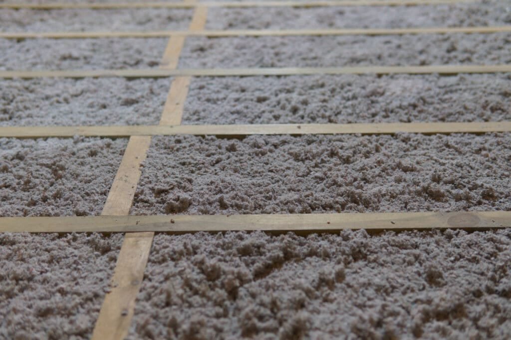 Cellulose insulation in the ceiling