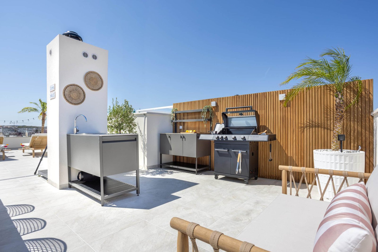 View of Dazzling Outdoor Kitchen Appliances: Your Cooking Experience